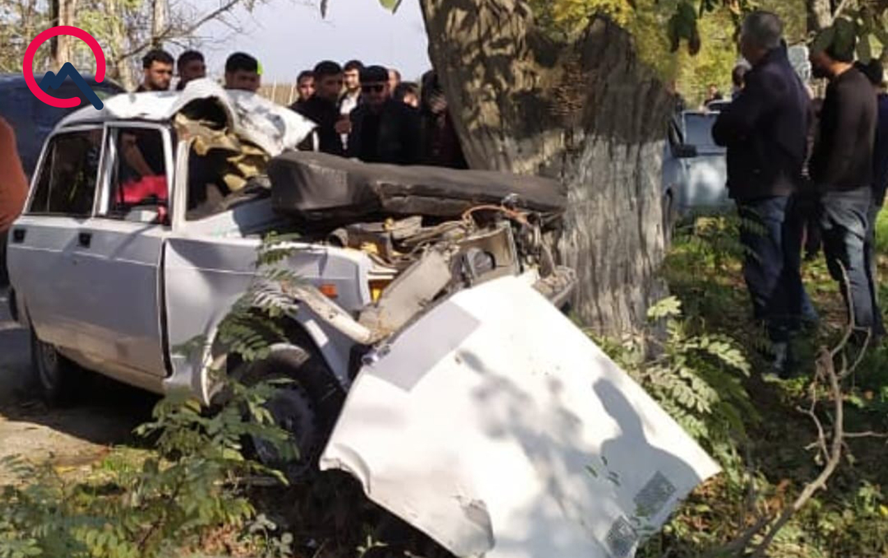 Qubada avtomobil ağaca çırpıldı  - Ölən və yaralanan var+Foto  