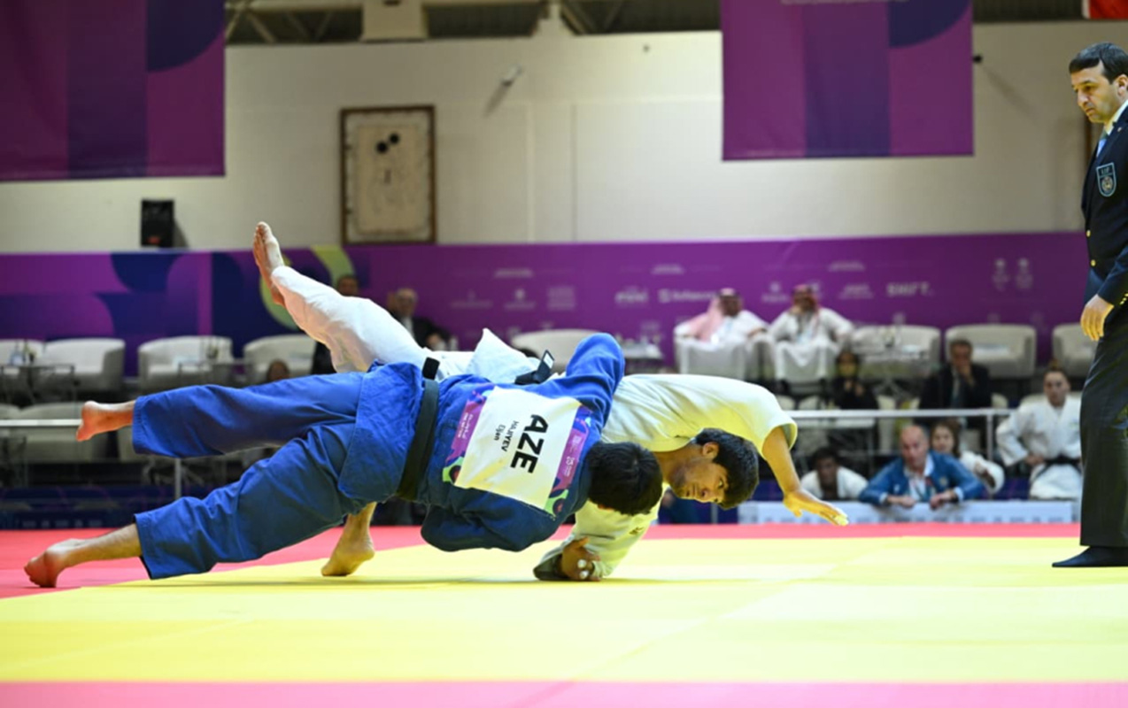 Rus qizi videoda erkalamoqchi ekanligini aytadi.