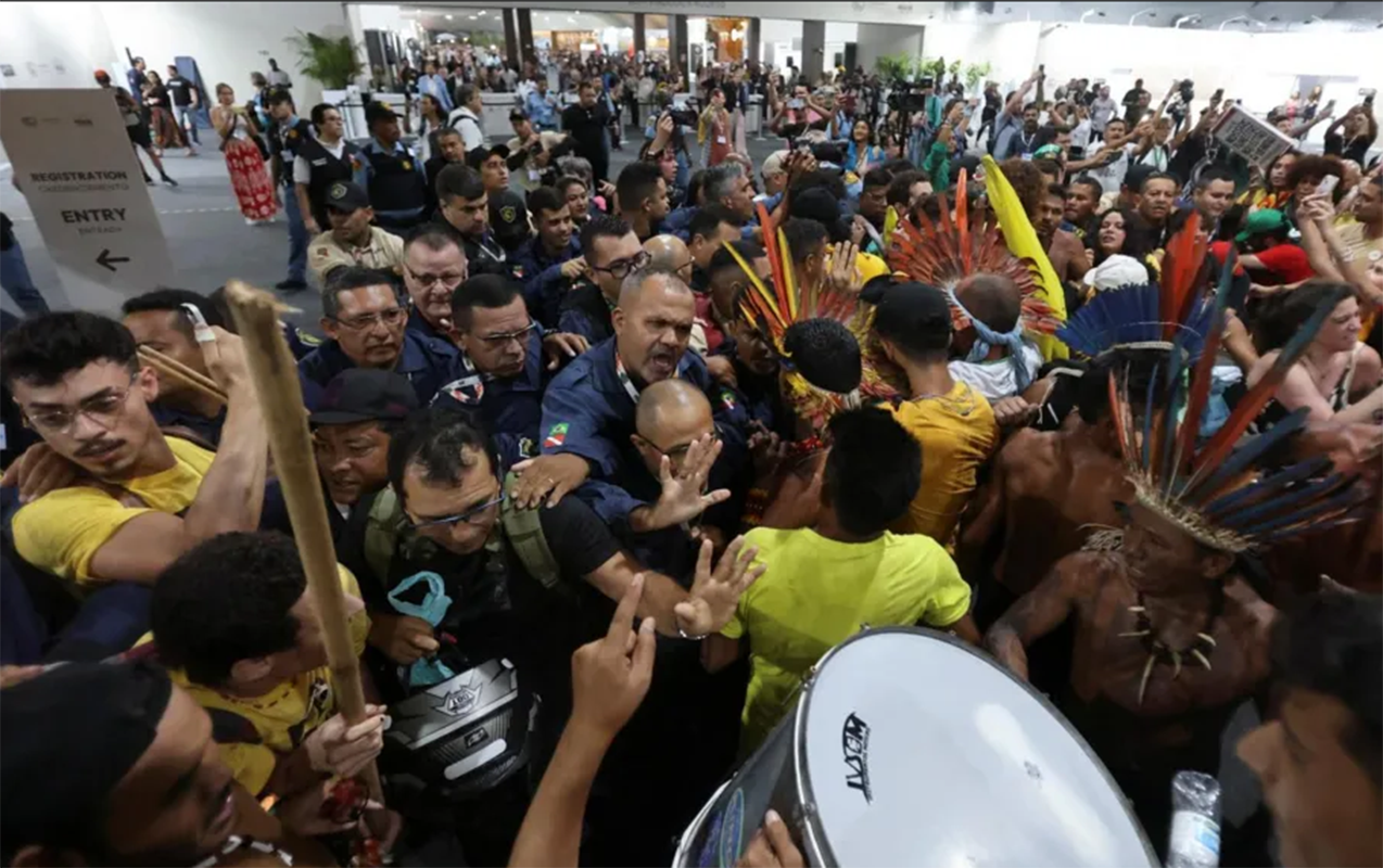 Aktivistlər COP30-a basqın etdi, yaralılar var - Video