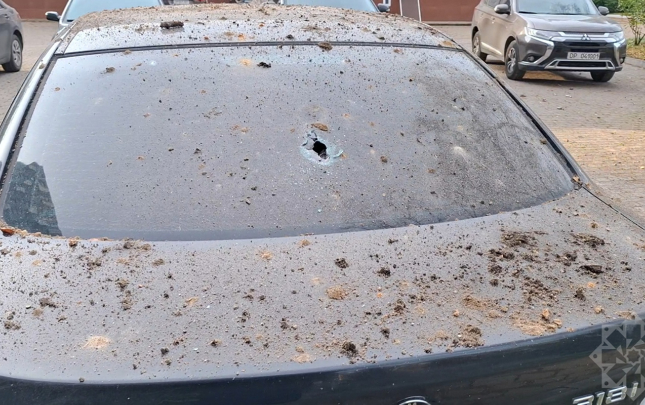 kiyeve-atilan-iskenderin-qelpeleri-sefirliyimizin-binasina-dusub