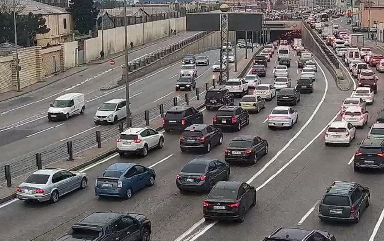 12 istiqamətdə tıxac var