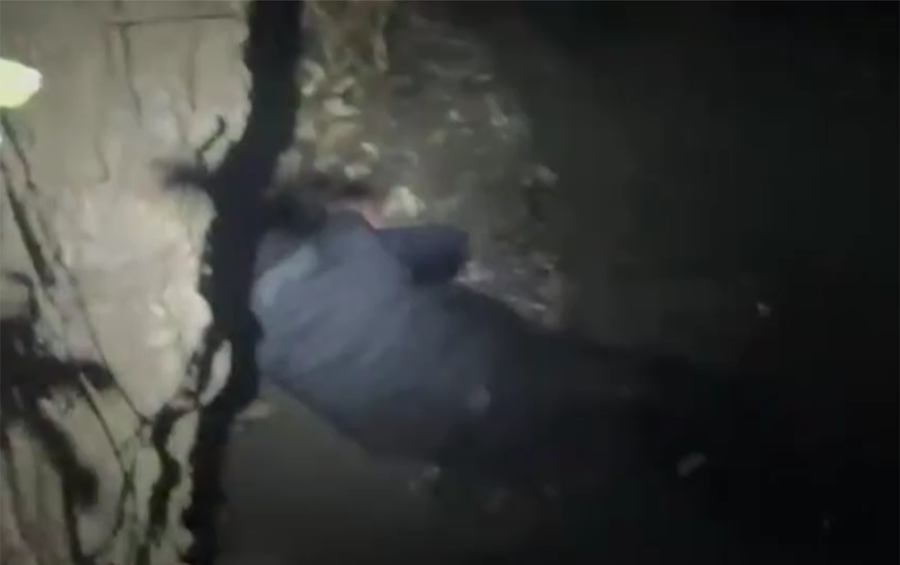 Körpüdən keçərkən çay dərəsinə yıxıldı  - Video  