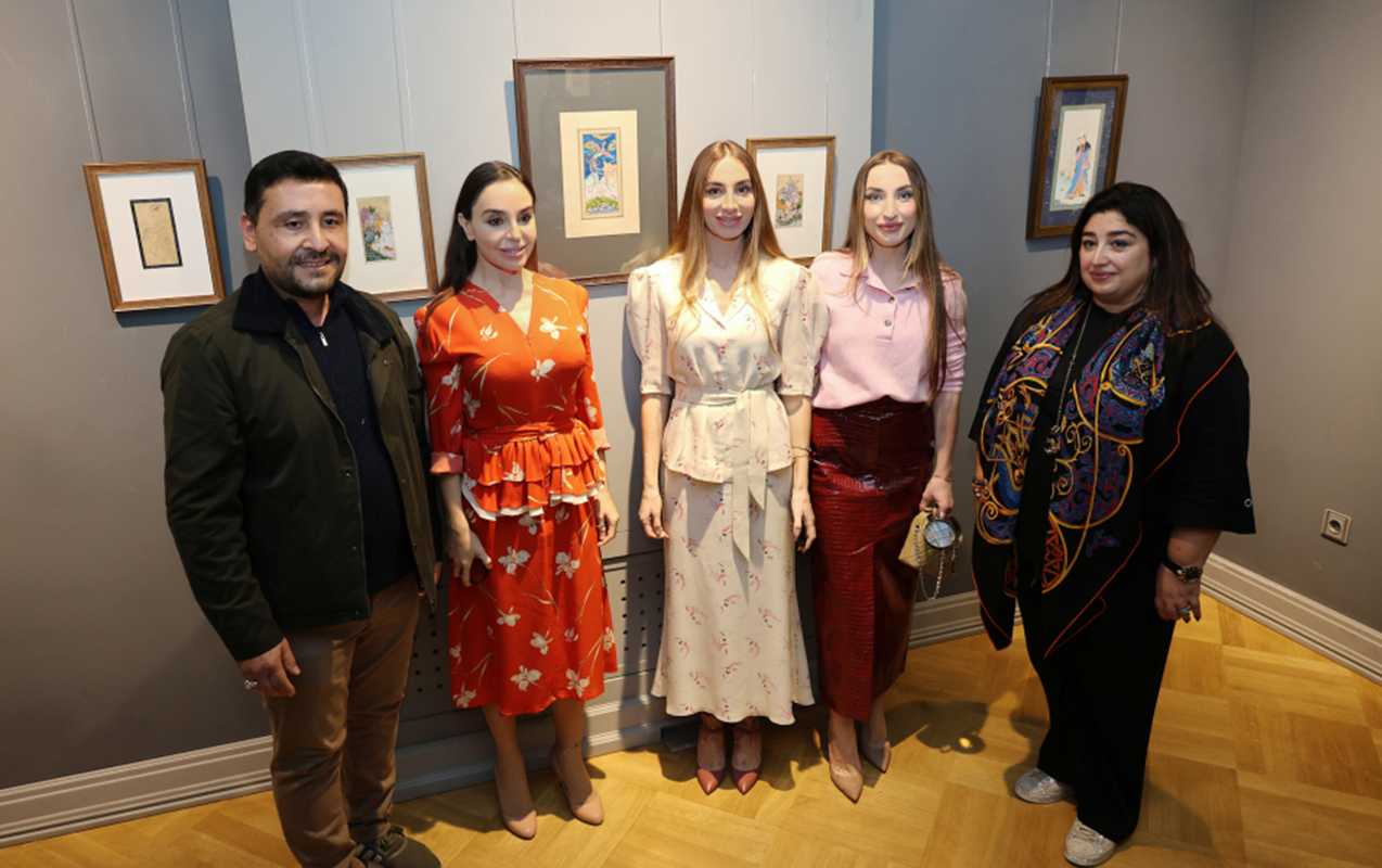 Prezidentin qızları və gəlini sərgidə  - Fotolar  