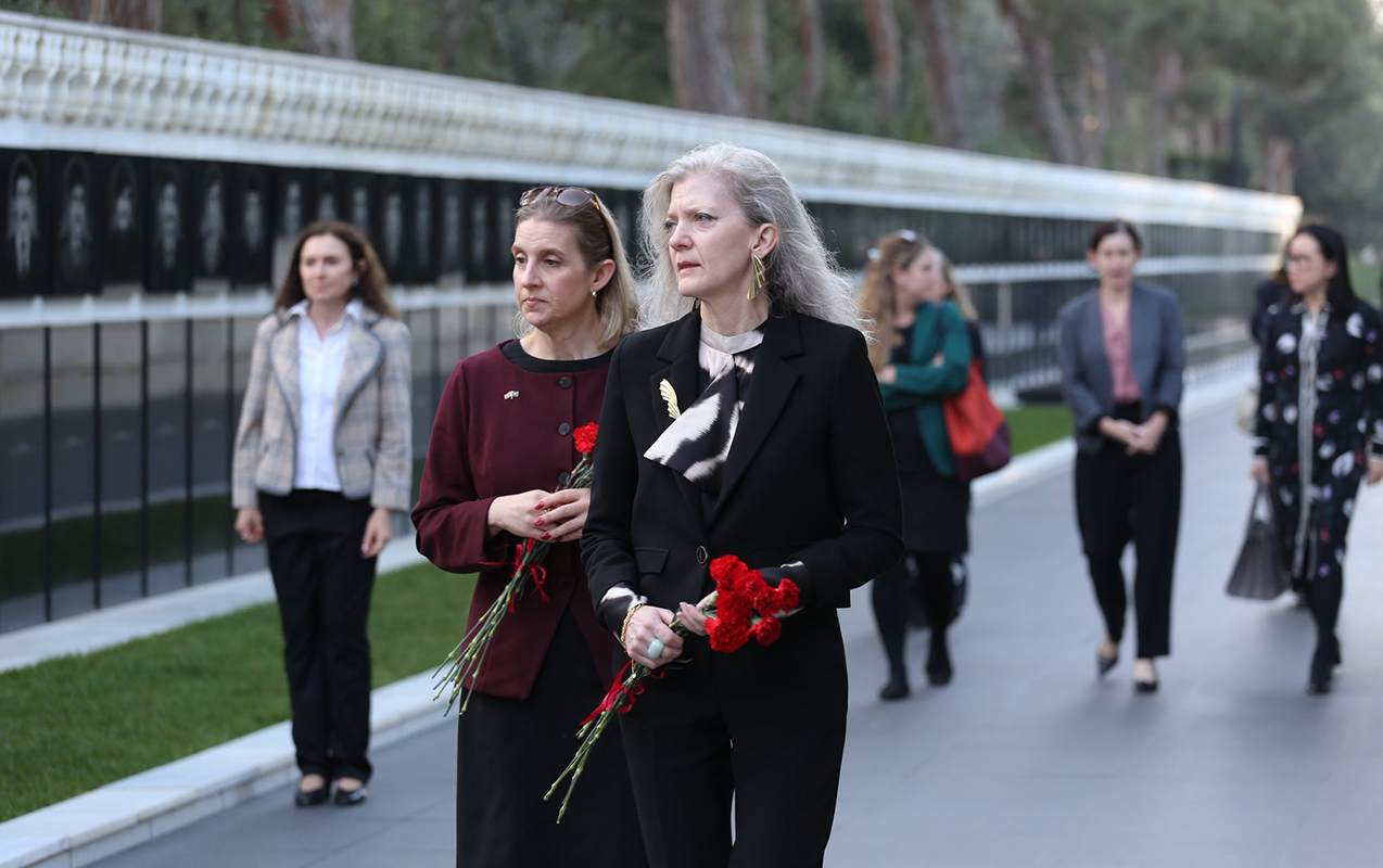 ABŞ Dövlət katibinin müavini Şəhidlər xiyabanında
