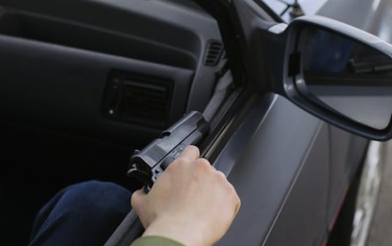 gece-vaxti-oyuncaq-silahla-sadliq-evinin-qarsisinda-qorxu-yaratdi gece-vaxti-oyuncaq-silahla-sadliq-evinin-qarsisinda-qorxu-yaratdi