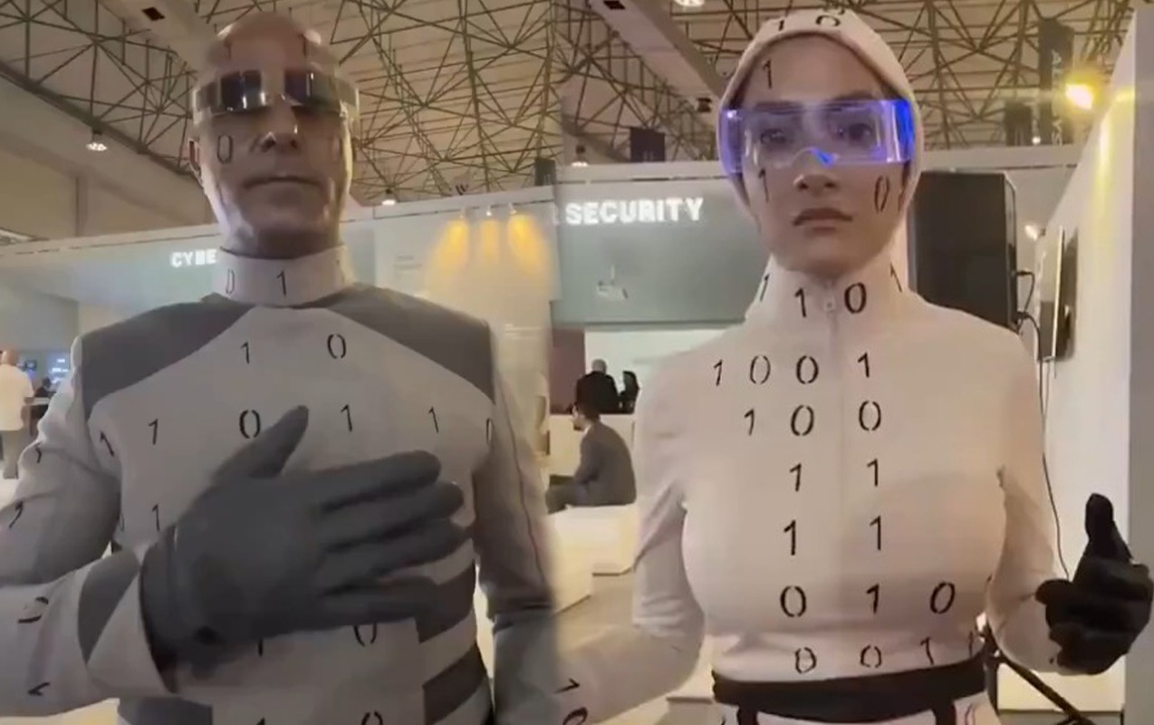 İranda sərgidə nümayiş etdirilən robotlar insan imiş - Video