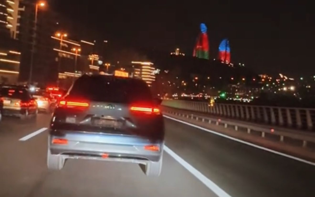 nomreni-sokub-avtobus-zolagina-giren-surucu