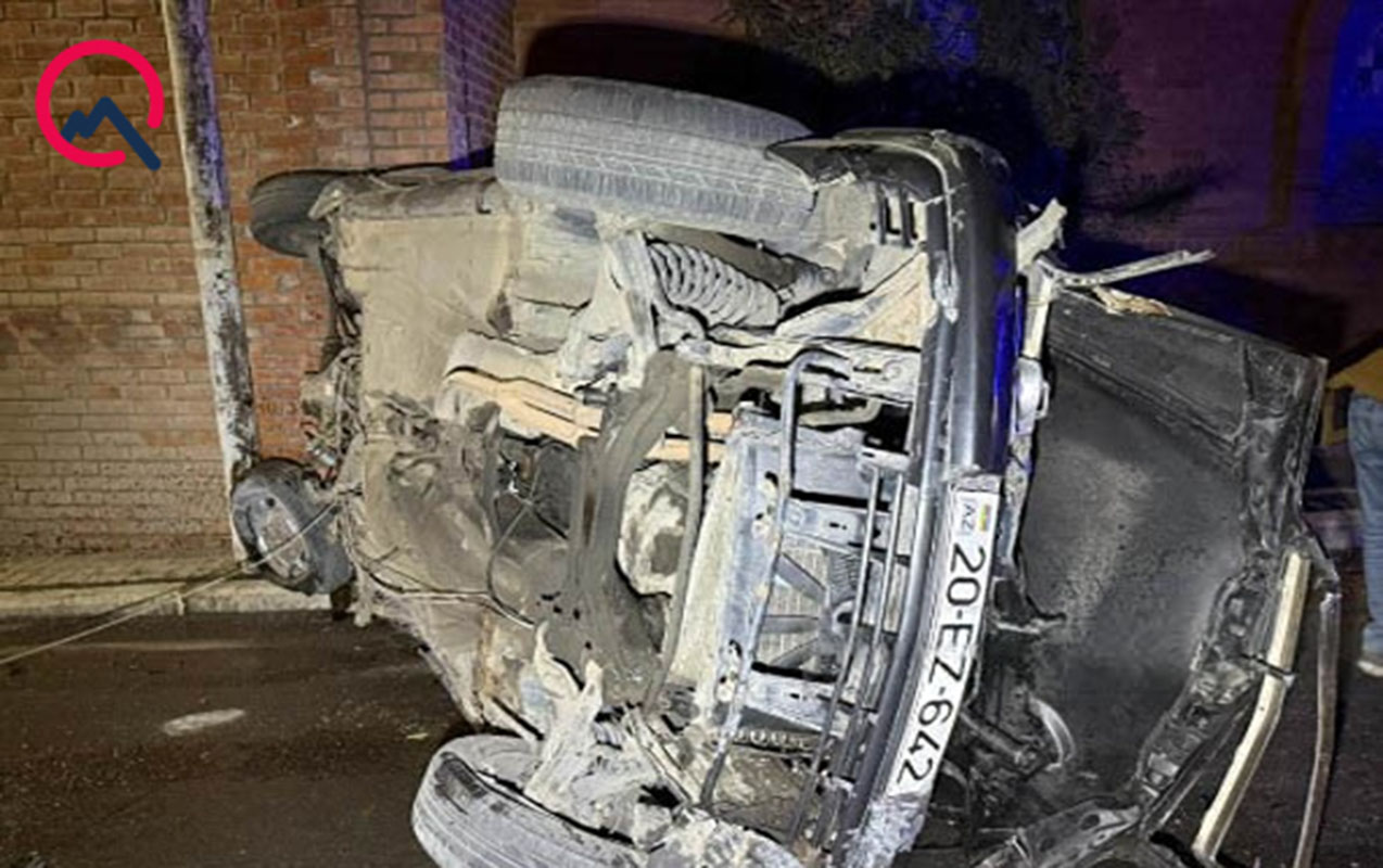 Gəncədə “Mercedes” aşdı  - Xəsarət alanlar var+Foto  