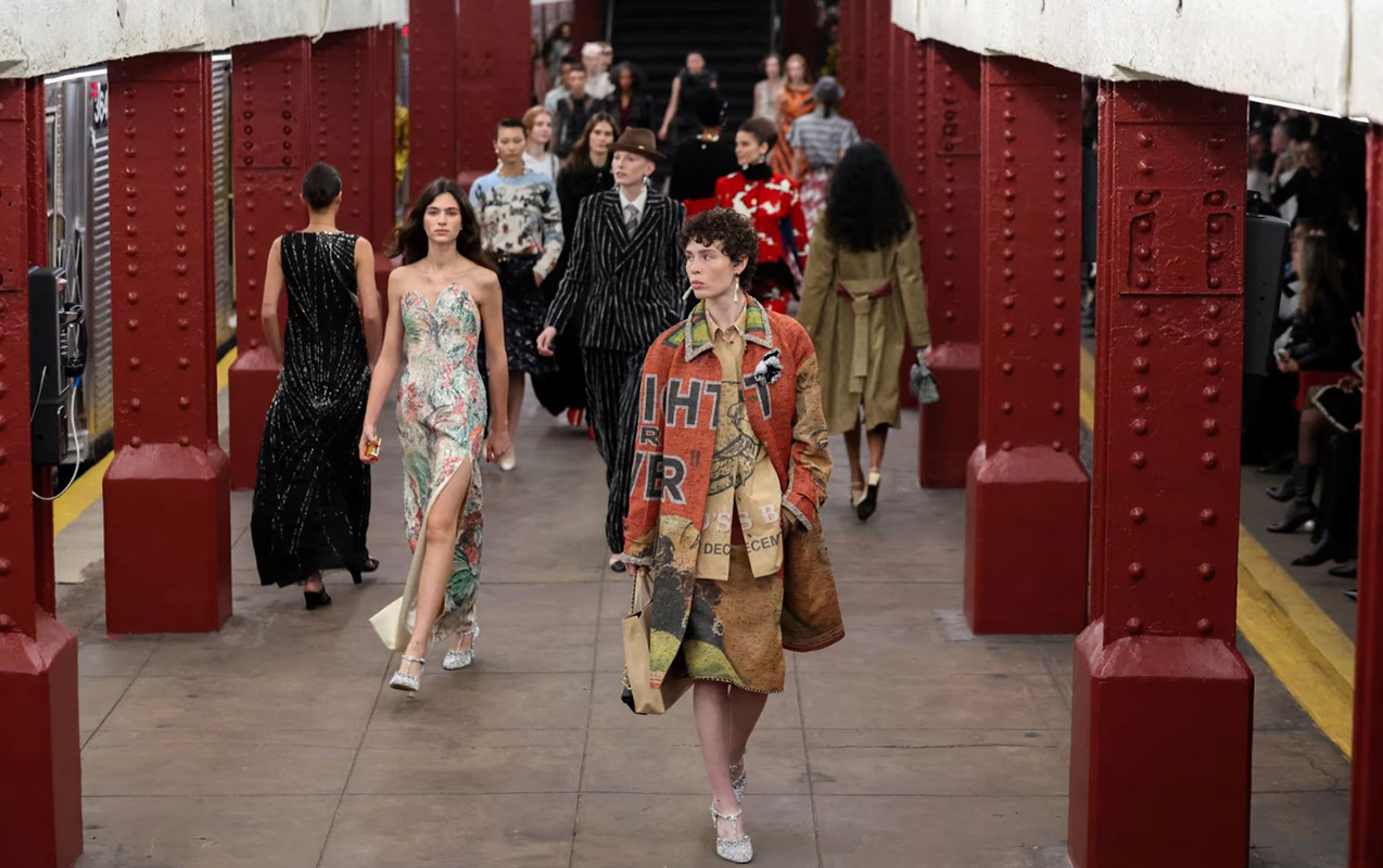 chanel-paltarlarini-geyinerek-metroya-enib-qatar-gozlediler