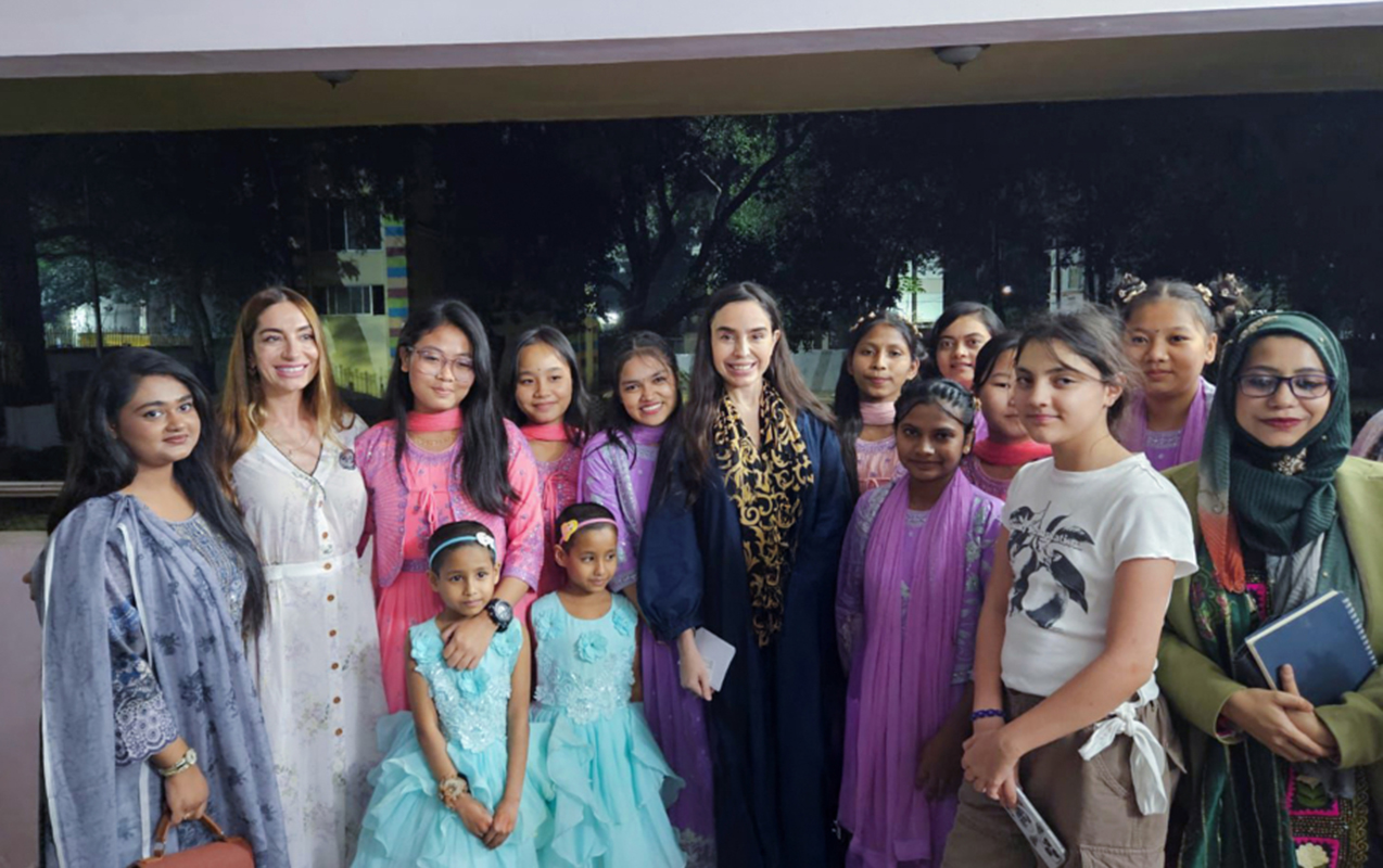 eliyevalar-dekkede-kimsesiz-qizlarla-gorusduler