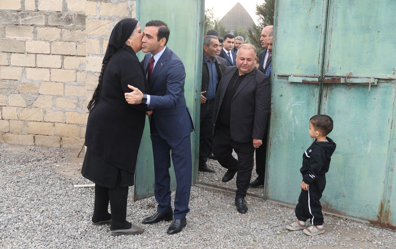 millet-vekili-terterde-sehid-ailesinin-evinde