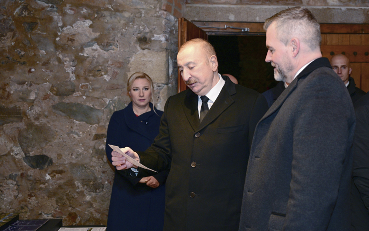 liderler-devin-qesrinde