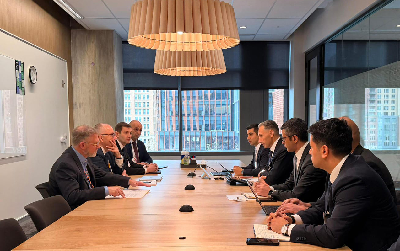 nazir-bu-sirketin-vitse-prezidenti-ile-gorusdu