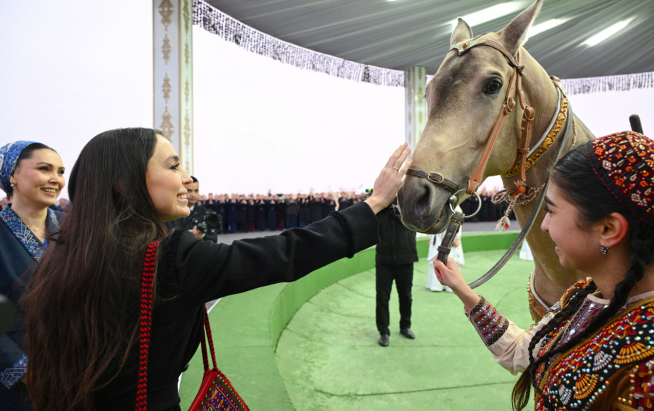 leyla-eliyeva-turkmenistanda-sergiye-qatildi