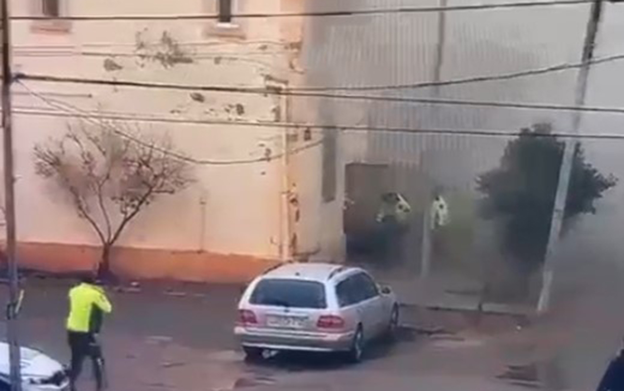 yol-polisi-yanginda-caresiz-qalan-qadini-xilas-etdi