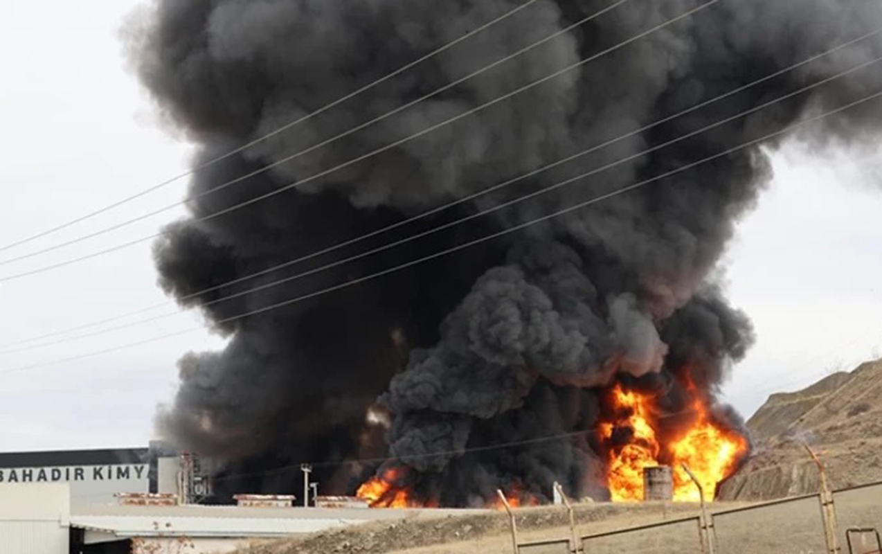 turkiyede-zavodda-yangin