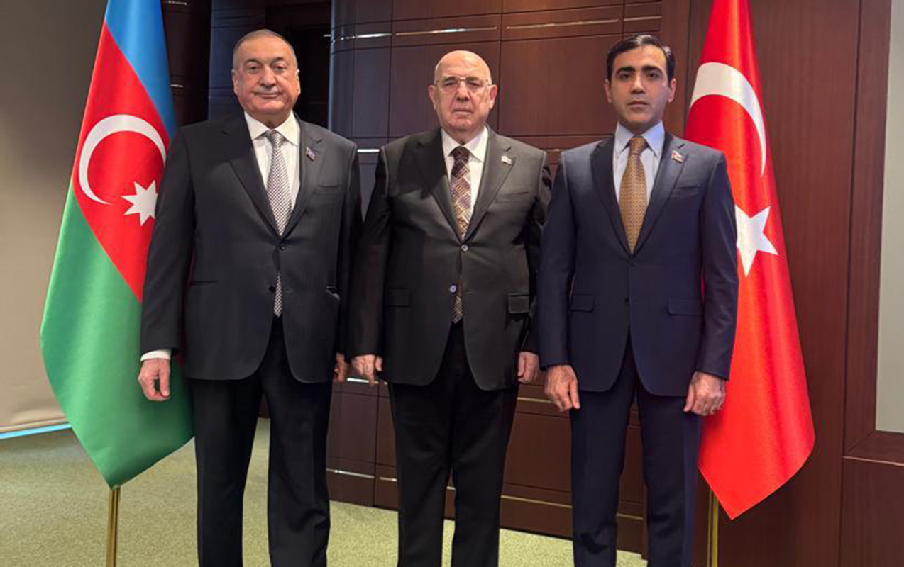 deputatlar-ankarada-ulu-onderin-xatiresine-hesr-olunan-romanin-teqdimatinda