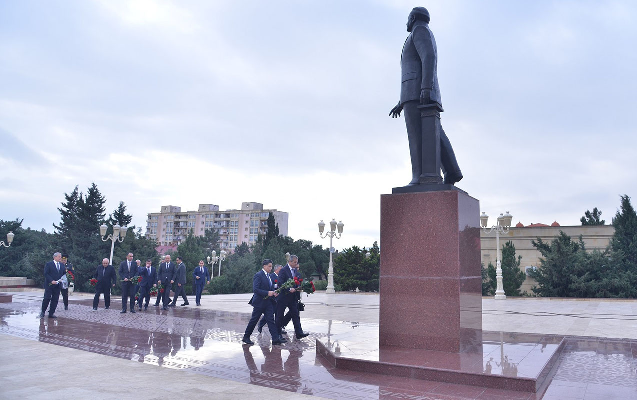 qaradagda-ulu-onder-heyder-eliyevle-bagli-deyirmi-masa-kecirildi