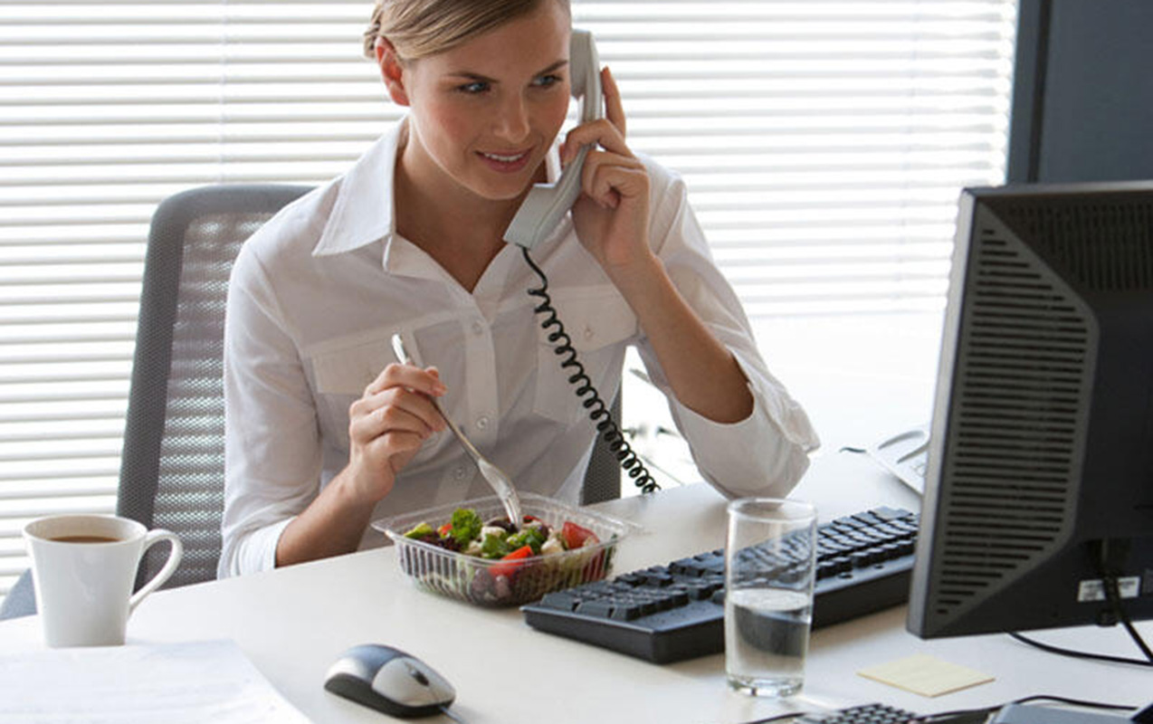 ofis-seraitinde-isleyenler-nece-qidalanmalidir