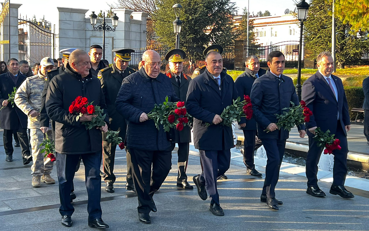 deputatlar-turkiyede-heyder-eliyevin-abidesini-ziyaret-etdiler