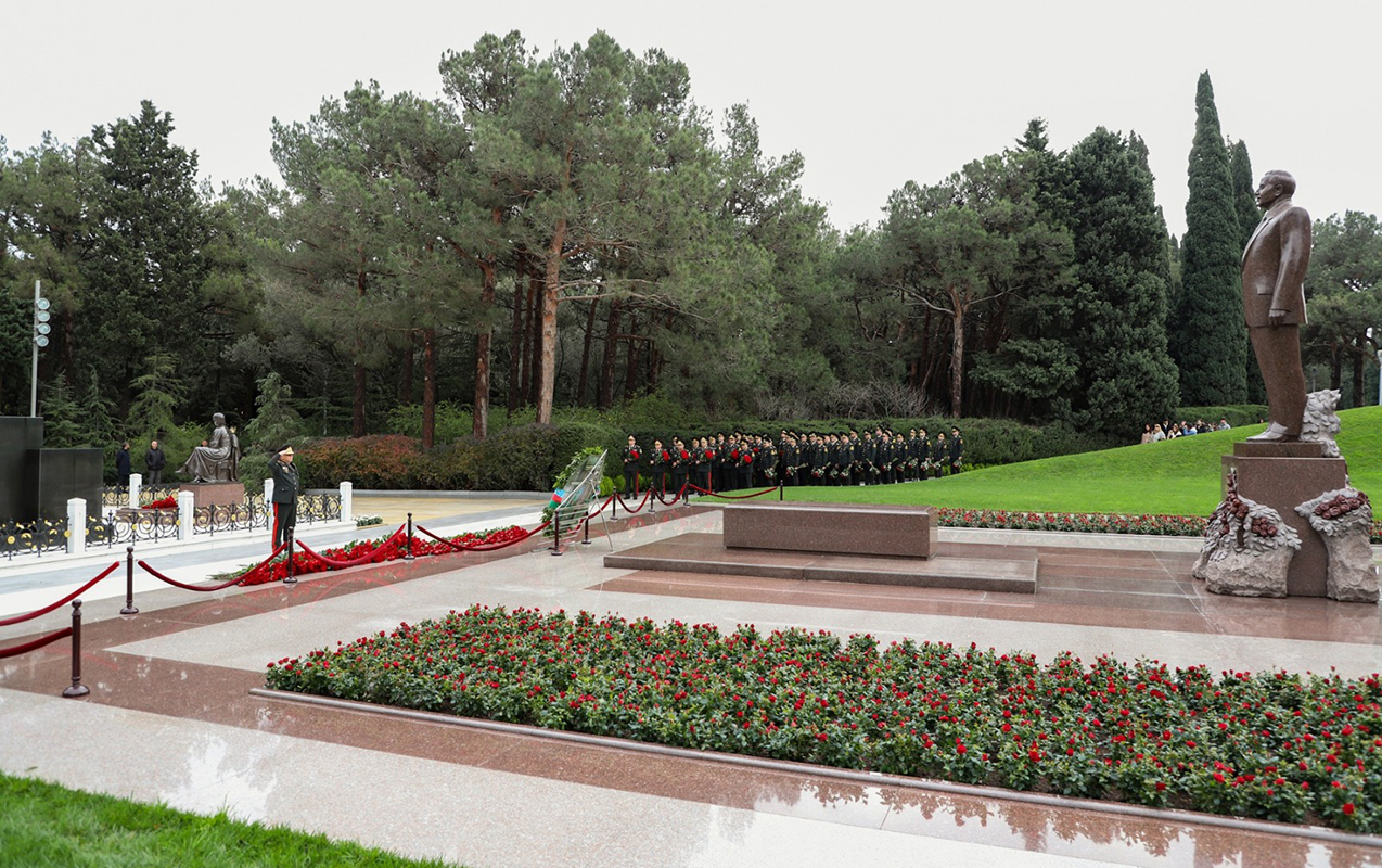 dovlet-xidmetinin-emekdaslari-ulu-onderin-xatiresini-yad-etdi