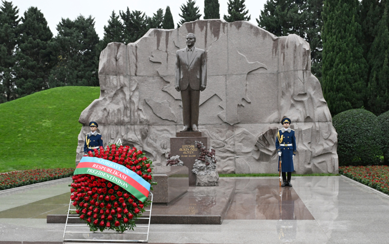 prezident-xanimi-ve-qizi-ile-fexri-xiyabani-ziyaret-etdi