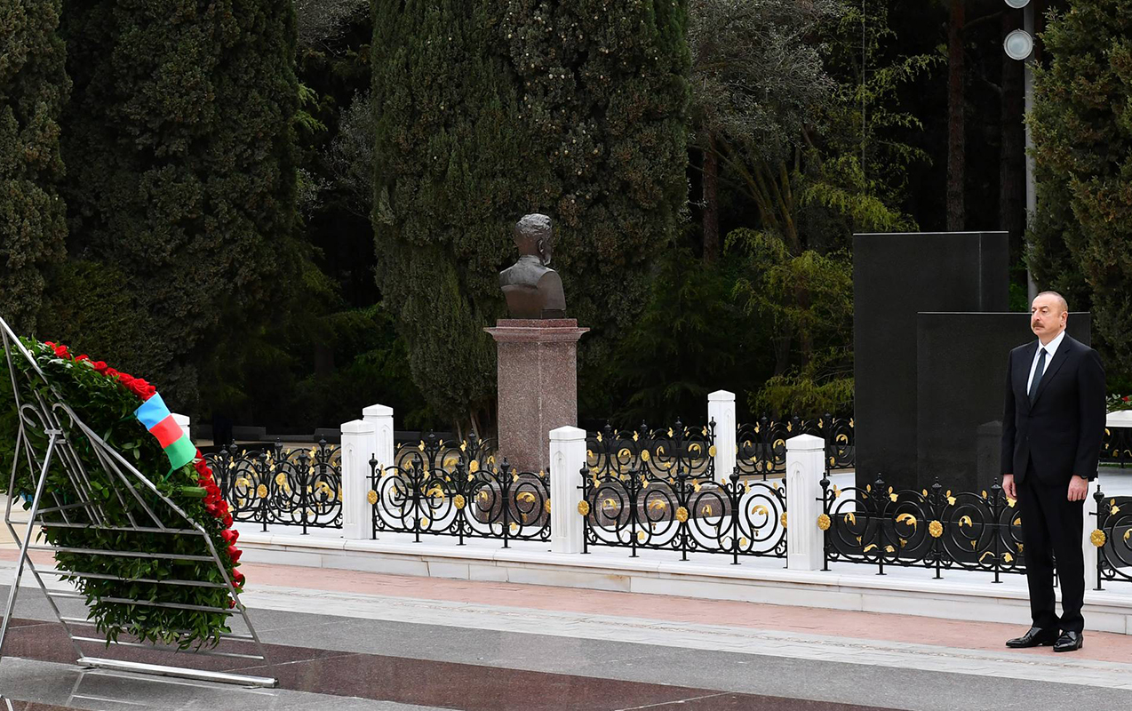 prezident-xanimi-ve-qizi-ile-fexri-xiyabani-ziyaret-etdi