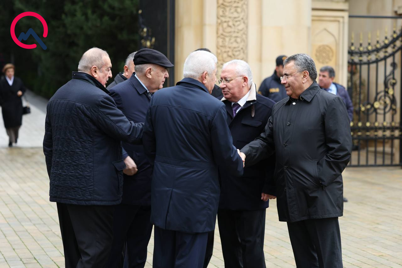 Rəsmilər Fəxri xiyabanda - Fotolar