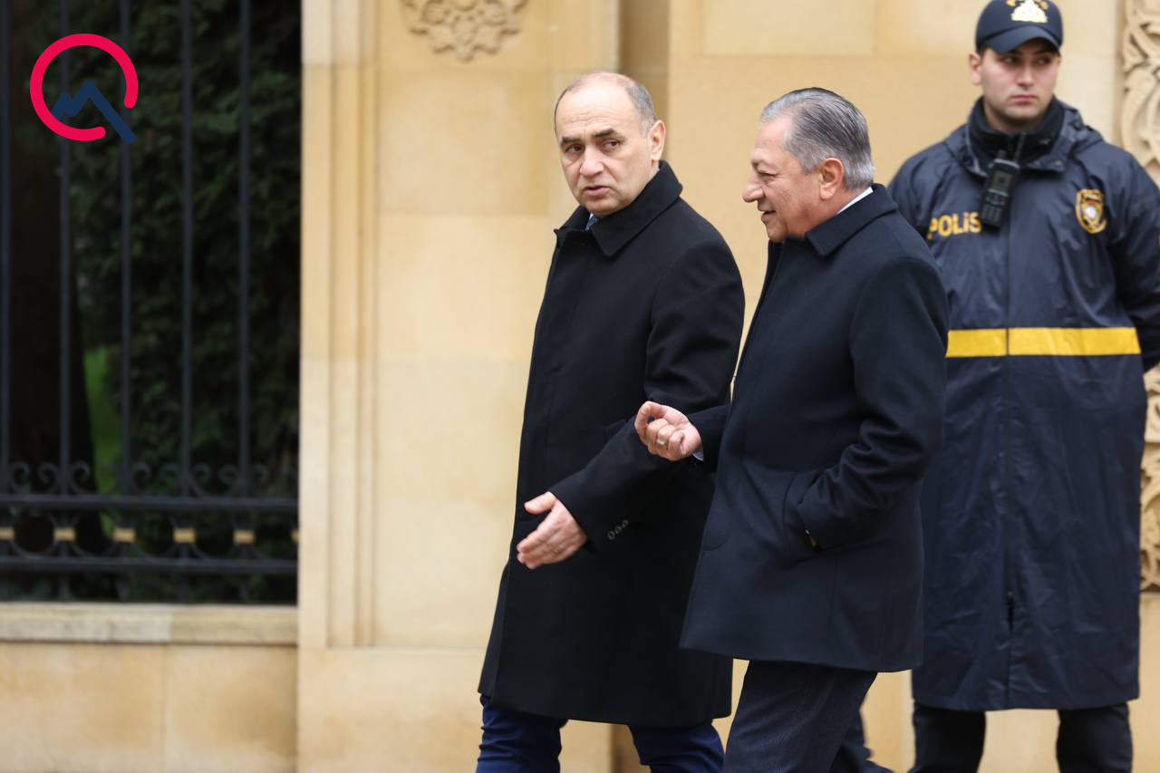 Rəsmilər Fəxri xiyabanda - Fotolar