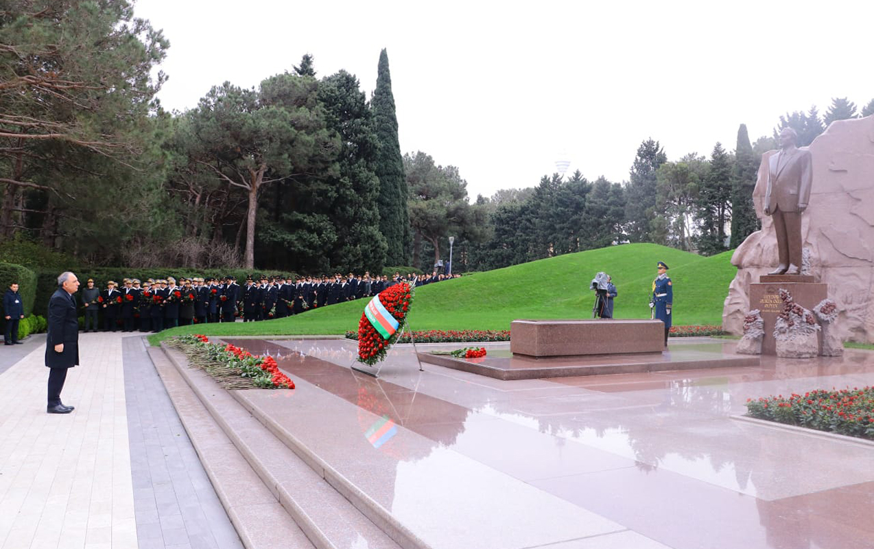 prokurorluq-emekdaslari-fexri-xiyabani-ziyaret-etdi