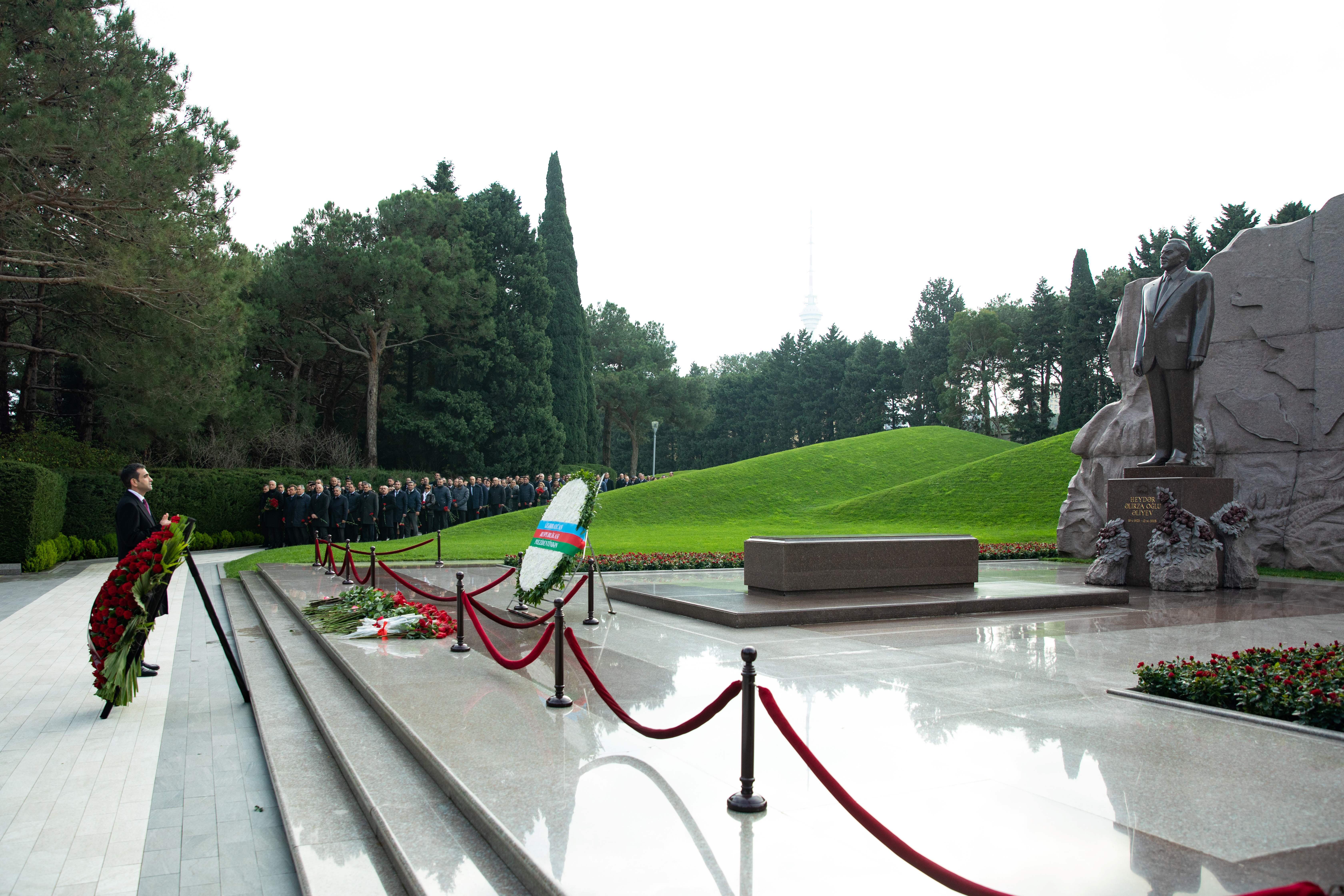 azersun-holdinqin-rehber-heyeti-ulu-onderin-mezarini-ziyaret-etdi