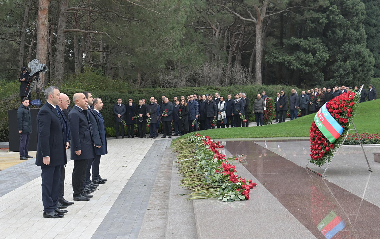 elm-ve-tehsil-nazirliyinin-kollektivi-fexri-xiyabanda