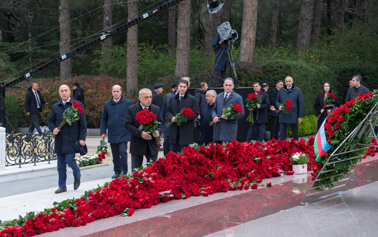 adsea-kollektivi-fexri-xiyabanda-heyder-eliyevin-xatiresini-andi