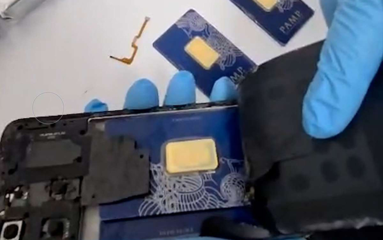 bakiya-gelerken-ayaqqablarindan-da-telefonundan-da-qizil-cixdi