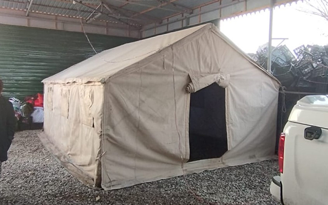 evi-yararsiz-veziyyete-dusdu-cadir-qurub-verdiler