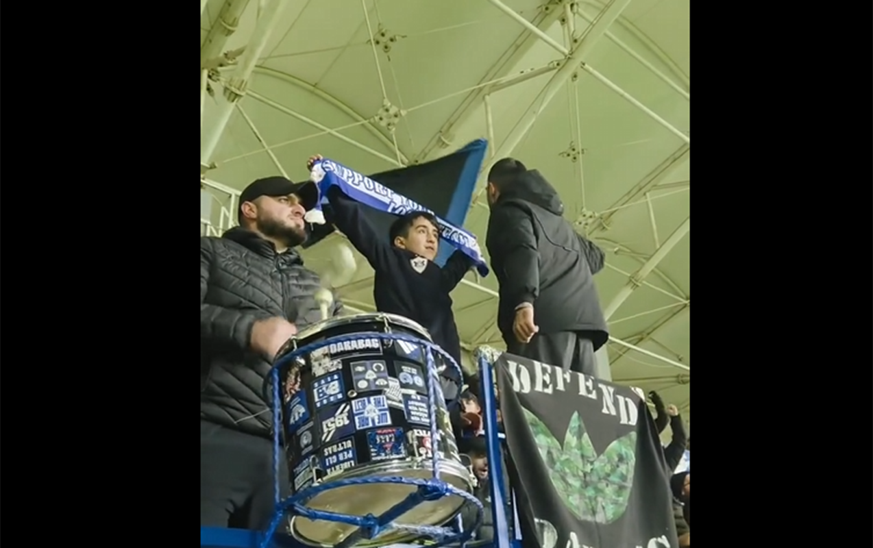 vip-de-yer-ayrilsa-da-azarkeslerle-birge-izledi