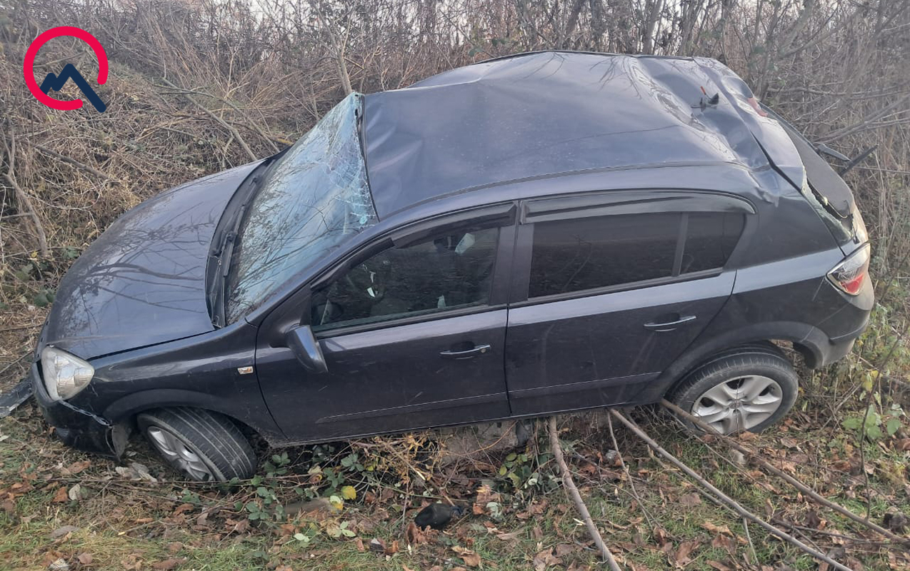 avtomobil-direye-cirpildi-2-nefer-yaralandi