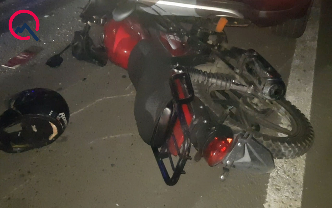 motosiklet-yol-kenarinda-dayanmis-avtomobile-cirpildi