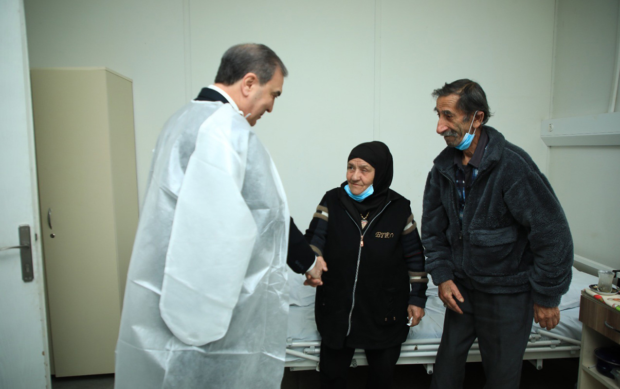 icra-bascisi-sehid-atasini-ziyaret-etdi