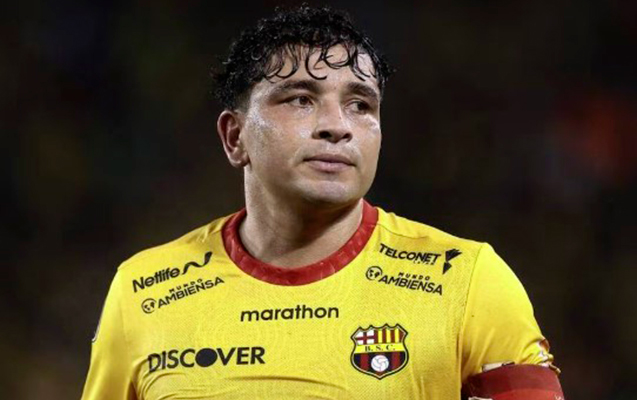 ekvadorda-futbolcunu-gullelediler