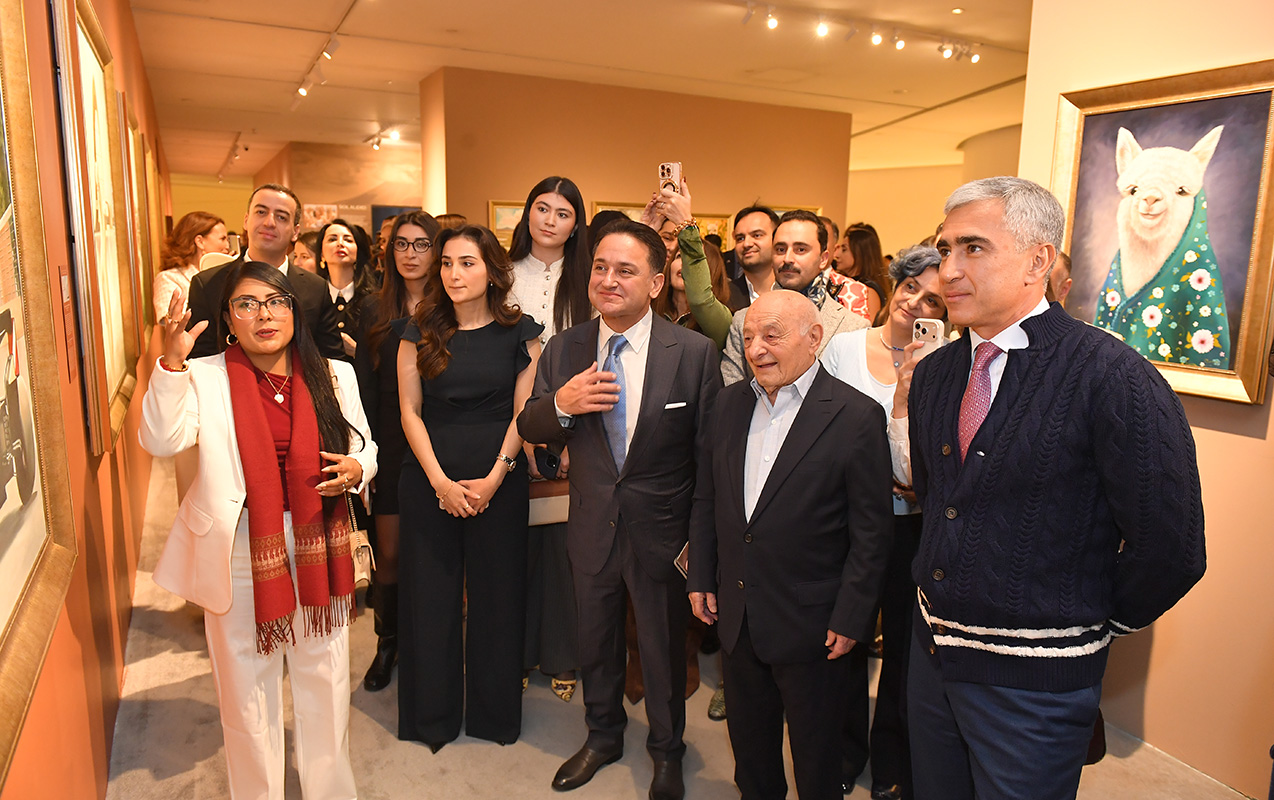 perulu-ressamin-alpakalari-heyder-eliyev-merkezinde