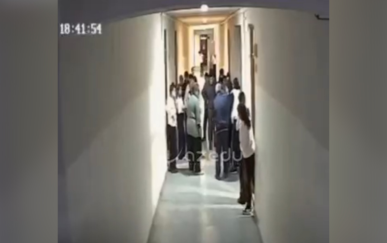 bogazinda-corek-qalan-sagirdi-bele-xilas-etdiler