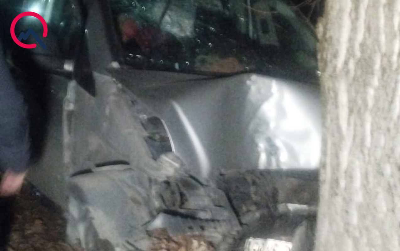 oguzda-mikroavtobus-agaca-cirpildi