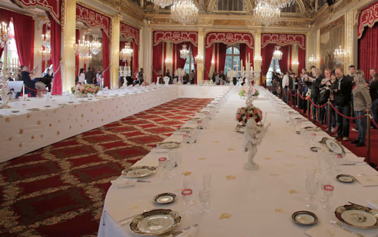 makronun-sarayinda-minlerle-avroluq-qaret