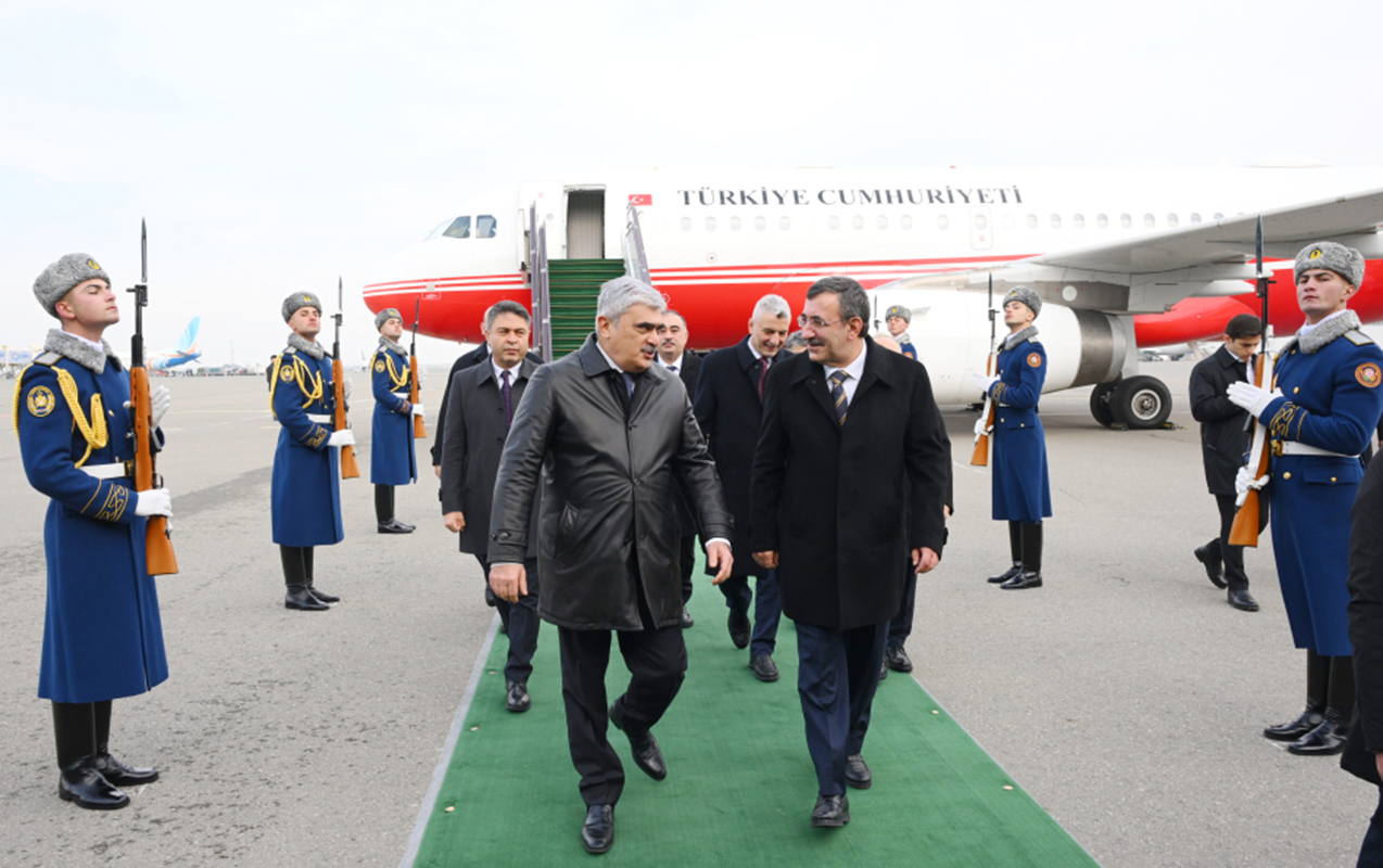 cevdet-yilmaz-azerbaycana-geldi