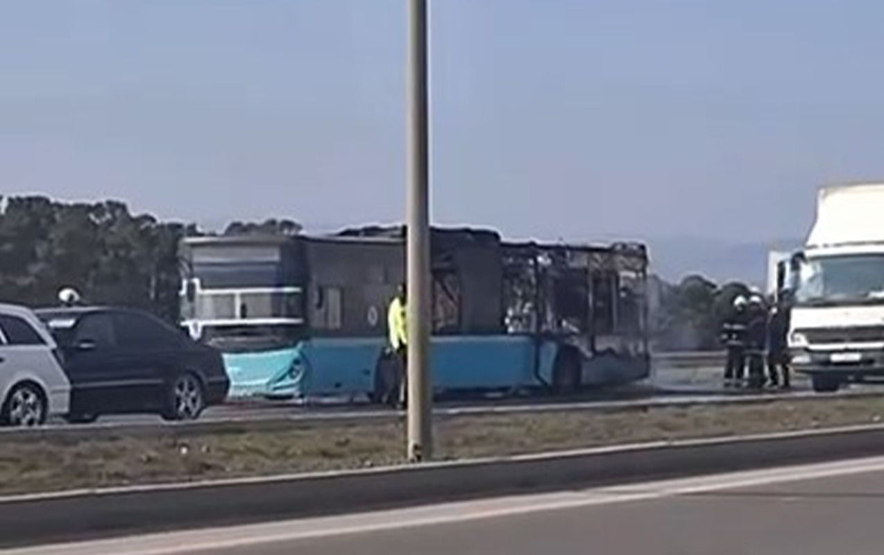 baki-sumqayit-yolunda-avtobus-yandi