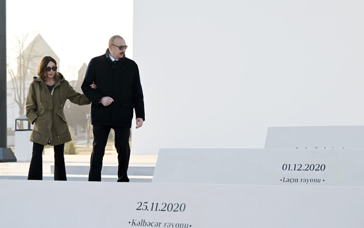 prezidentin-ayaq-saxladigi-pillekenlerde-ne-yazilib