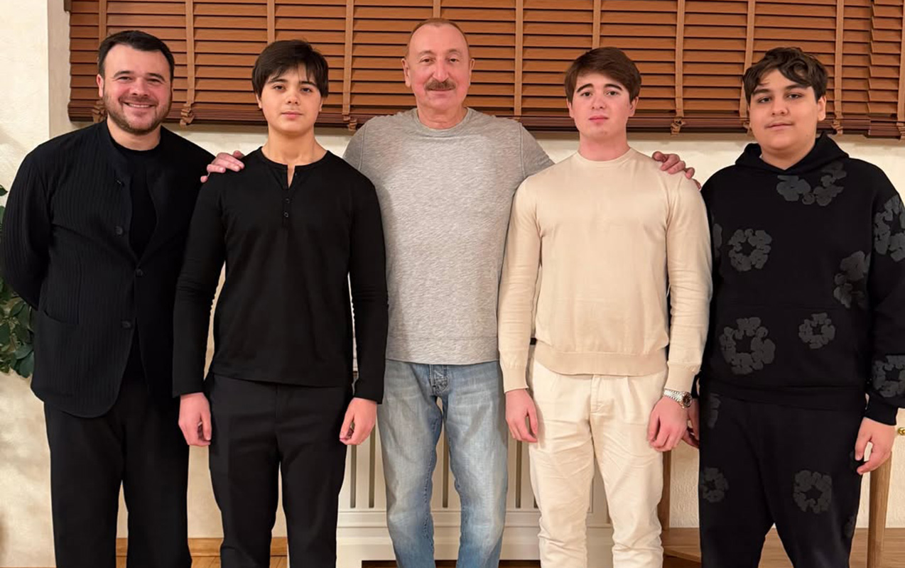 emin-agalarovla-ekizleri-prezidenti-bele-tebrik-etdiler