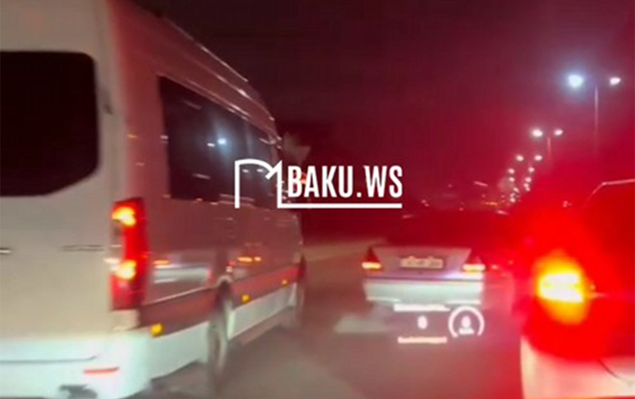 bakida-mekteblileri-dasiyan-mikroavtobus-eks-zolaga-cixdi