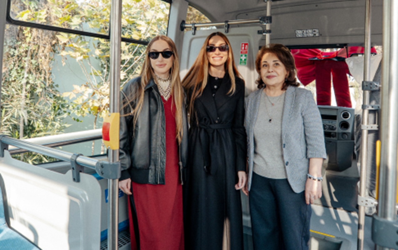 arzu-eliyeva-siginacaga-avtobus-hediyye-etdi